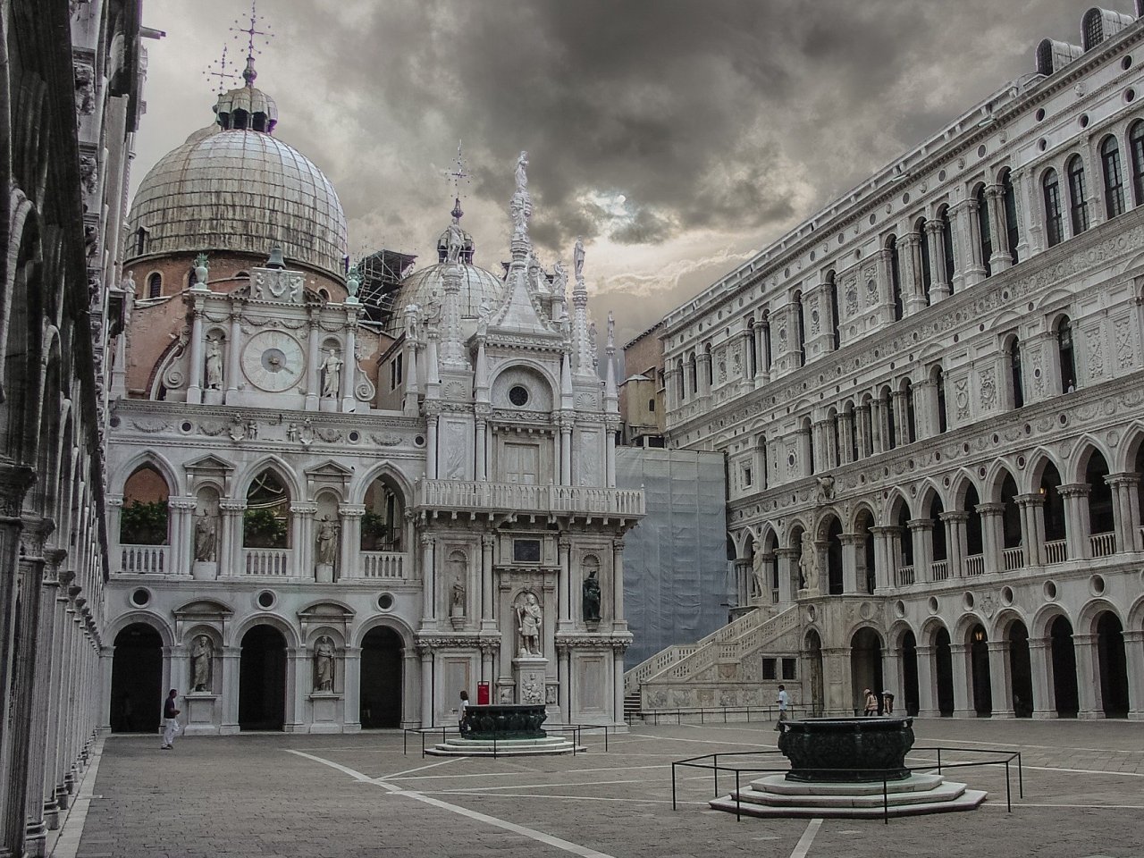 Venetian Palace in the Rain Online Jigsaw Puzzle