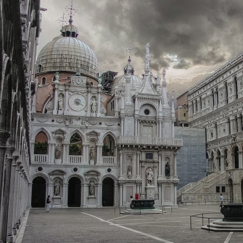 Venetian Palace in the Rain Online Jigsaw Puzzle