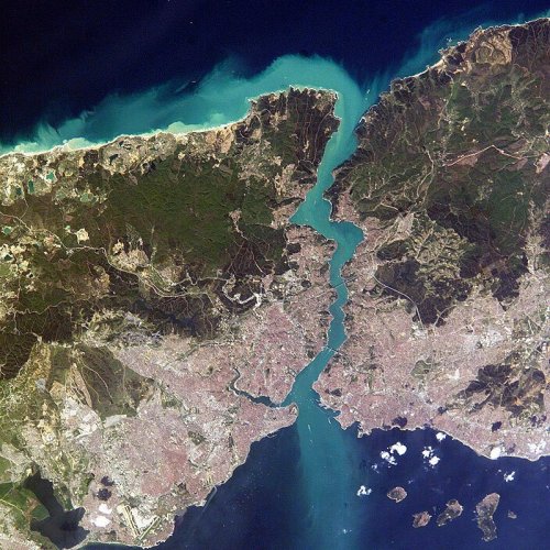 Which two seas are connected by the strait you see in the picture?
